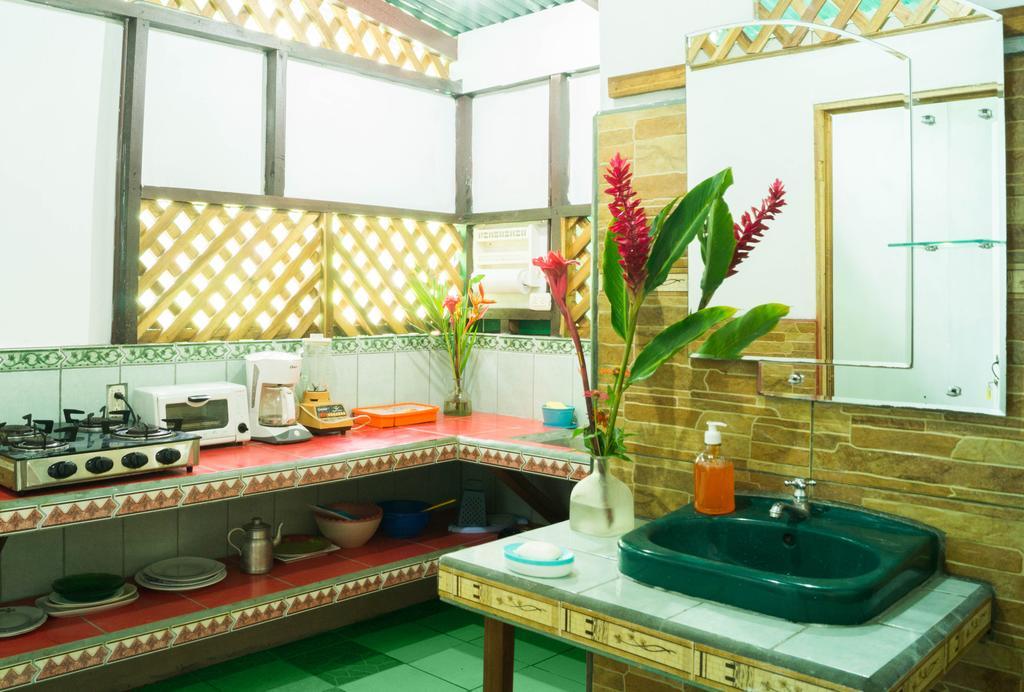 Hostal Cecilia Puerto Viejo de Talamanca المظهر الخارجي الصورة